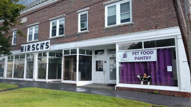 UVHS Experiments with Free Pet Food Pantry at Lebanon Storefront